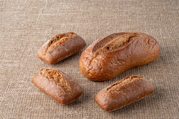 Хлеб, традиционный хлеб на закваске, на  фоне из мешковины. Концепция традиционных способов выпечки дрожжевого хлеба. Здоровое питание. 