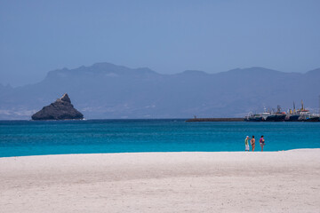 Fototapeta na wymiar Playa de Laginha en la costa de Mindelo, capital de la isla de San Vicente de Cabo Verde