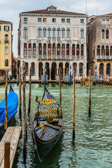 Leere Gondeln bei Regenwetter in Venedig, Italien - 488775504