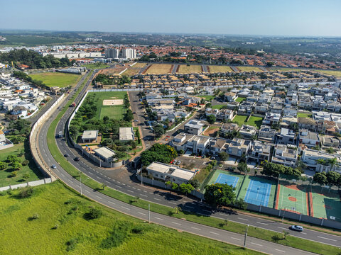 Fotografia aérea da cidade de Paulínia, no bairro Parque Brasil 500. Rua do condomínio Villa Lobos. interior de São Paulo. Brasil. 