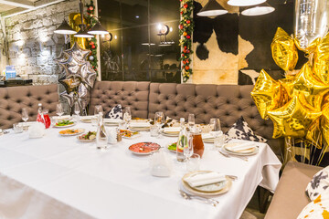 table setting in restaurant