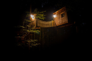 Ein Baumhaus bei Nacht