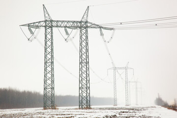 Pyl&ocirc;ne &eacute;lectrique dans le brouillard hivers