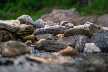 계곡 돌 사이에 물