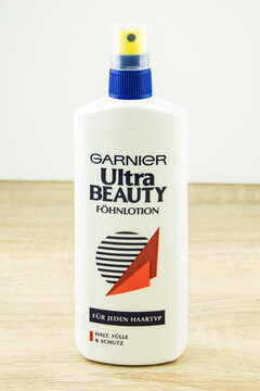 Garnier Ultra Beaty F&ouml;hnlotion Spray auf Holz Hintergrund