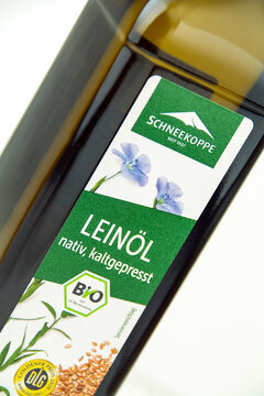 1 Flasche Schneekoppe Lein&ouml;l nativ Hintergrund Weiss