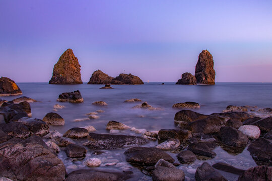 tramonto sui faraglioni di Acitrezza Catania