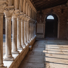 Säulengang im Friedhof San Michele in Venedig