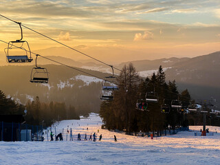 wyciąg krzesełkowy, stok narciarski, wyciąg krzesełkowy zimą / chair lift, ski slope, chair lift in winter
