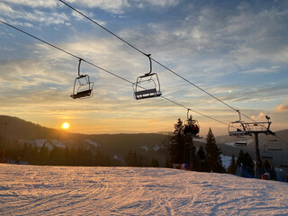 wyciąg krzesełkowy, stok narciarski, wyciąg krzesełkowy zimą / chair lift, ski slope, chair...