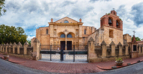 Scenic view of the exterior of the Cathedral de Santa Maria la Menor in Santo Domingo, first and oldest catholic basilica in the Americas, Ciudad Colonial historic district, Dominican Republic - obrazy, fototapety, plakaty