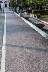 Gepflasterter Weg am Friedhof