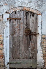 Alte Holztüre an verwitterter Mauer