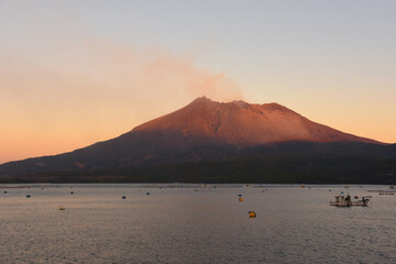 朝日を浴びる垂水市海潟から見た桜島