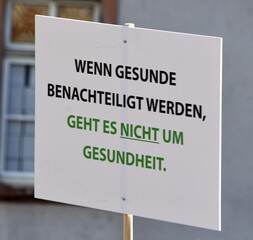 Schild auf einer Corona-Demo: "Wenn Gesunde benachteiligt werden, geht es nicht um Gesundheit."