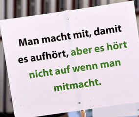 Schild auf einer Corona-Demo. 