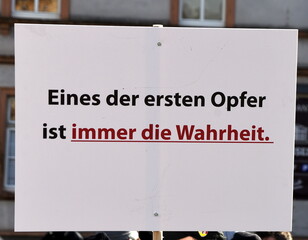 Schild auf einer Corona-Demo: 