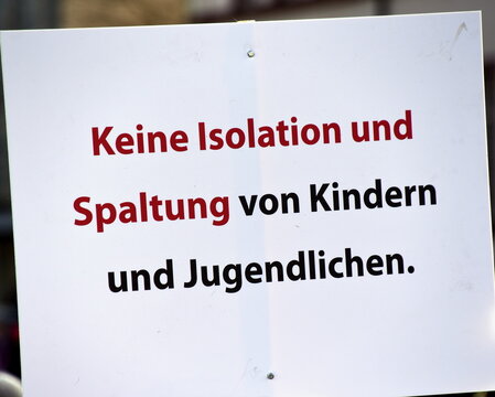 Schild auf einer Corona-Demo: "Keine Isolation und Spaltung von Kindern und Jugendlichen."