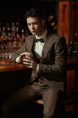 Obraz premium man drinking whiskey in bar