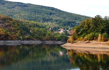 Obraz premium the lake and the reflection in it in the fall