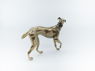 황동으로 만든 개 형상의 장식품