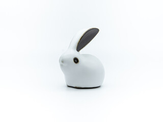 도자기 재질로 만든 토끼 형상의 장식품