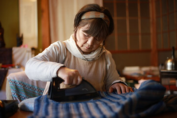 アイロンをかける女性 © yamasan