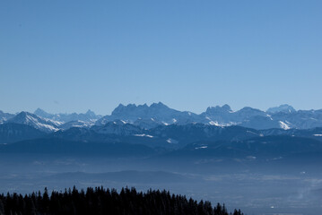 Vue sur les Grandes Jorasses en hiver. Les Grandes Jorasses sont un sommet des Alpes dans le massif du Mont-Blanc qui se situe entre la France (Haute-Savoie) et l'Italie (Vallée d'Aoste).