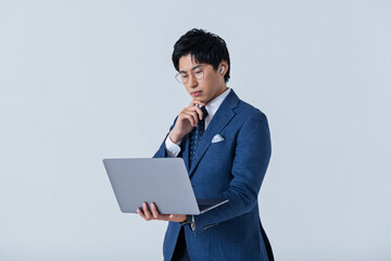 ビデオ通話をする20代ビジネスマン