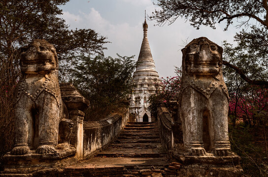 Leogryph statues located near She Myet Hna pagoda