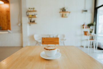 Fototapeta na wymiar Coffee mugs have beautiful coffee on the table in the cafe.