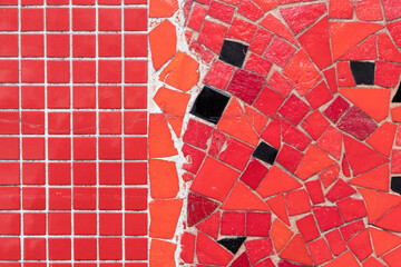 Mur en mosaïque rouge pouvant servir d'arrière plan ou de fond texturé.