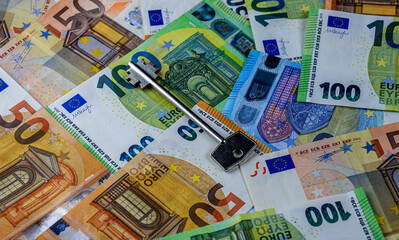 Obraz na płótnie Canvas key of room or flat on a euro money banknotes background , real estate market concept design