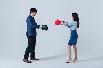 対立する男女 ビジネス