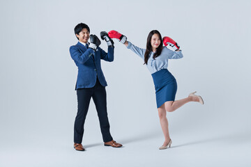 対立する男女 ビジネス