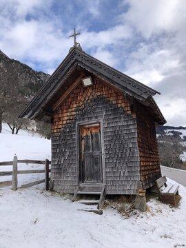 Kleine Kapelle aus Holz in den österreichischen Alpen