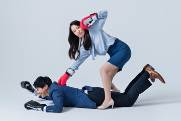 対立する男女 ビジネス