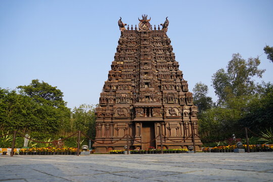 Traditional south Indian Hindu temple, Tamil Nadu, India. Minakshi mandir (temple) in Madurai, South India