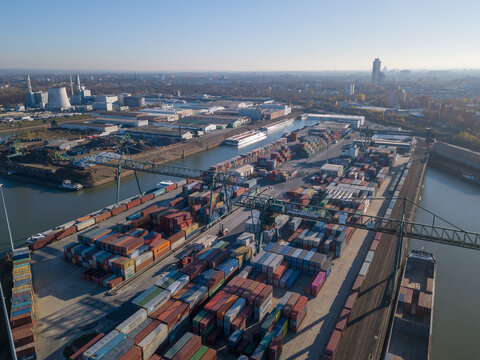Wirtschaftsboom und ein voller Containerhafen ist ein Zeichen f&uuml;r einen Aufschwung