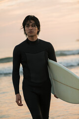 Fototapeta premium 朝の海でサーフィンをする男性