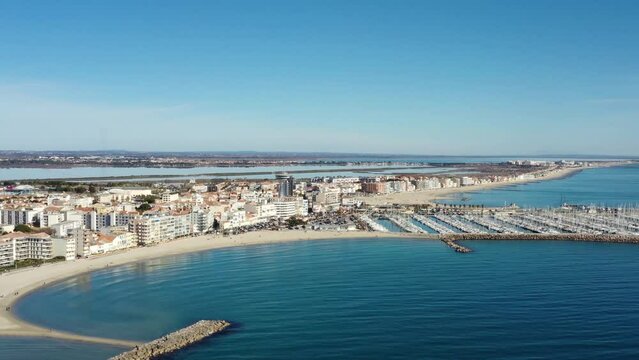 survol des plages et du port de Palavas-les-Flots, pr&egrave;s de Montpellier en Occitanie dans le sud de la France	