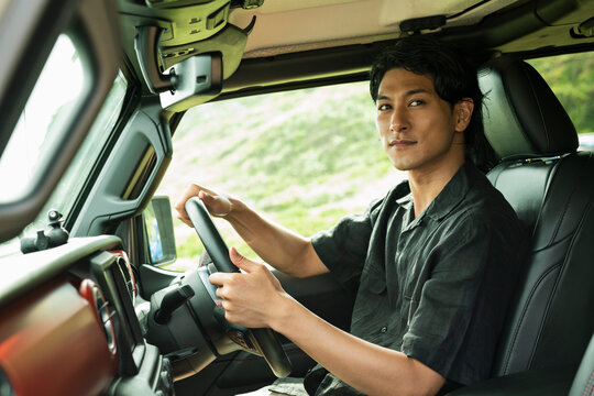 車を運転する男性