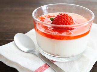 グラスの中のレアチーズケーキ