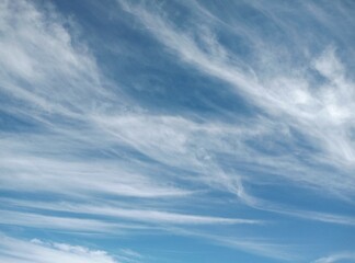 cielo azul con nubes