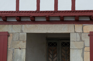Linteau de porte ancienne du Pays Basque