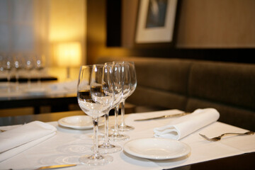 Detalle de cuatro copas de vino