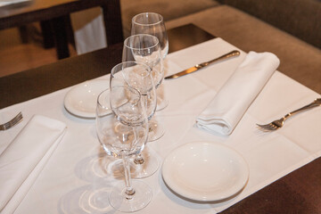 Detalle mesa con copas de vino