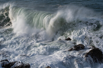 olas rompiendo en la costa