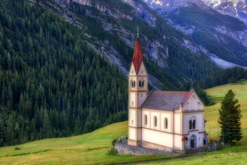 Fototapeta na wymiar Alpenkirche Trafoi