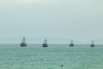 neblina e a frota de  Navios Piratas e barcos  da praia da Cachoeira do Bom Jesus Canavieiras  Florianópolis Santa Catarina Brasil Florianopolis